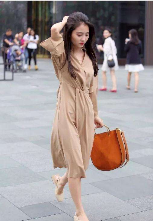 街拍美女姐姐一身米奇色长裙身材苗条气质优雅 回头率超高的