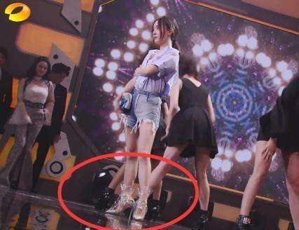 《天天向上》一众妈妈登台, 看到霍思燕的鞋子后网友都挪不动眼了