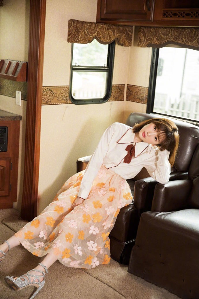 毛晓彤甜美俏皮写真图集，时尚靓丽，清新脱俗!