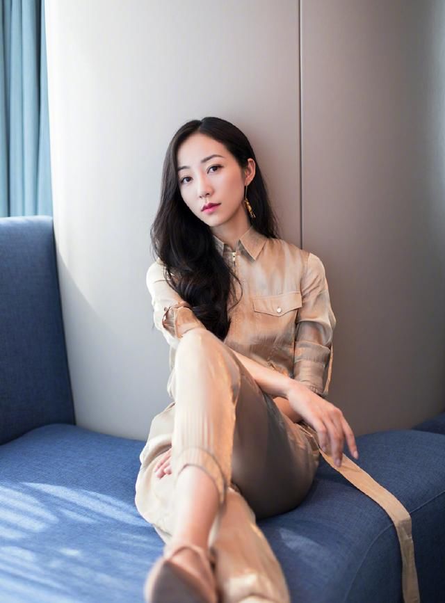 35岁韩雪身穿豆沙色连衣裙亮相，比00后还要美，网友：大妈变女神