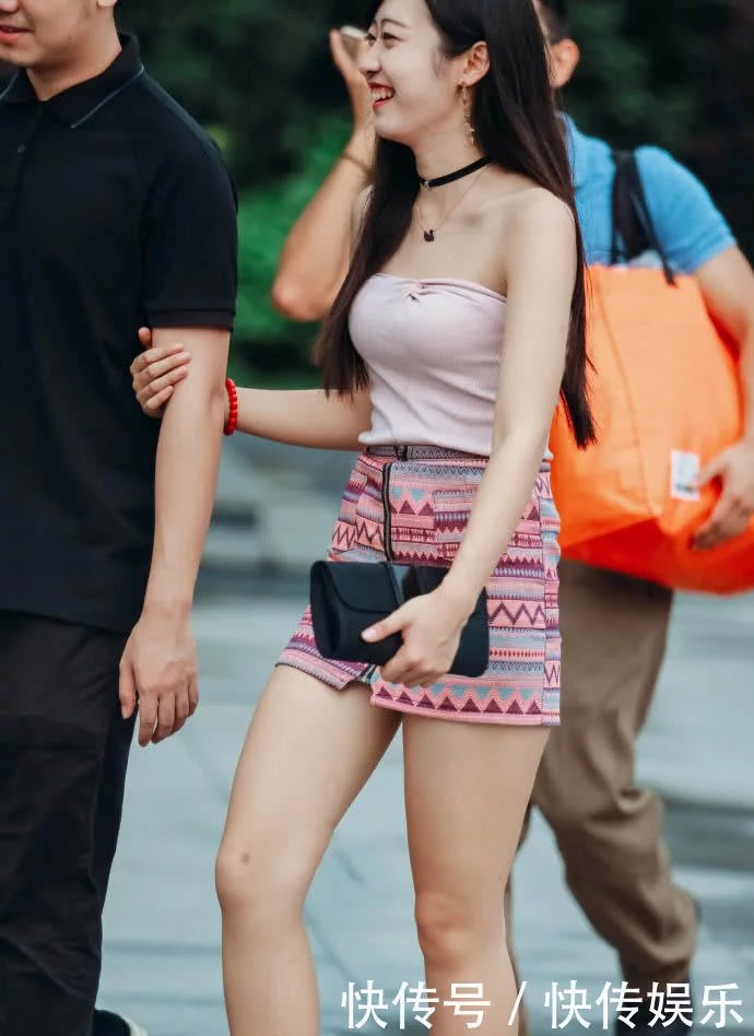 包臀短裙小姐姐身材苗条,抹胸包裹小身材玲珑有致