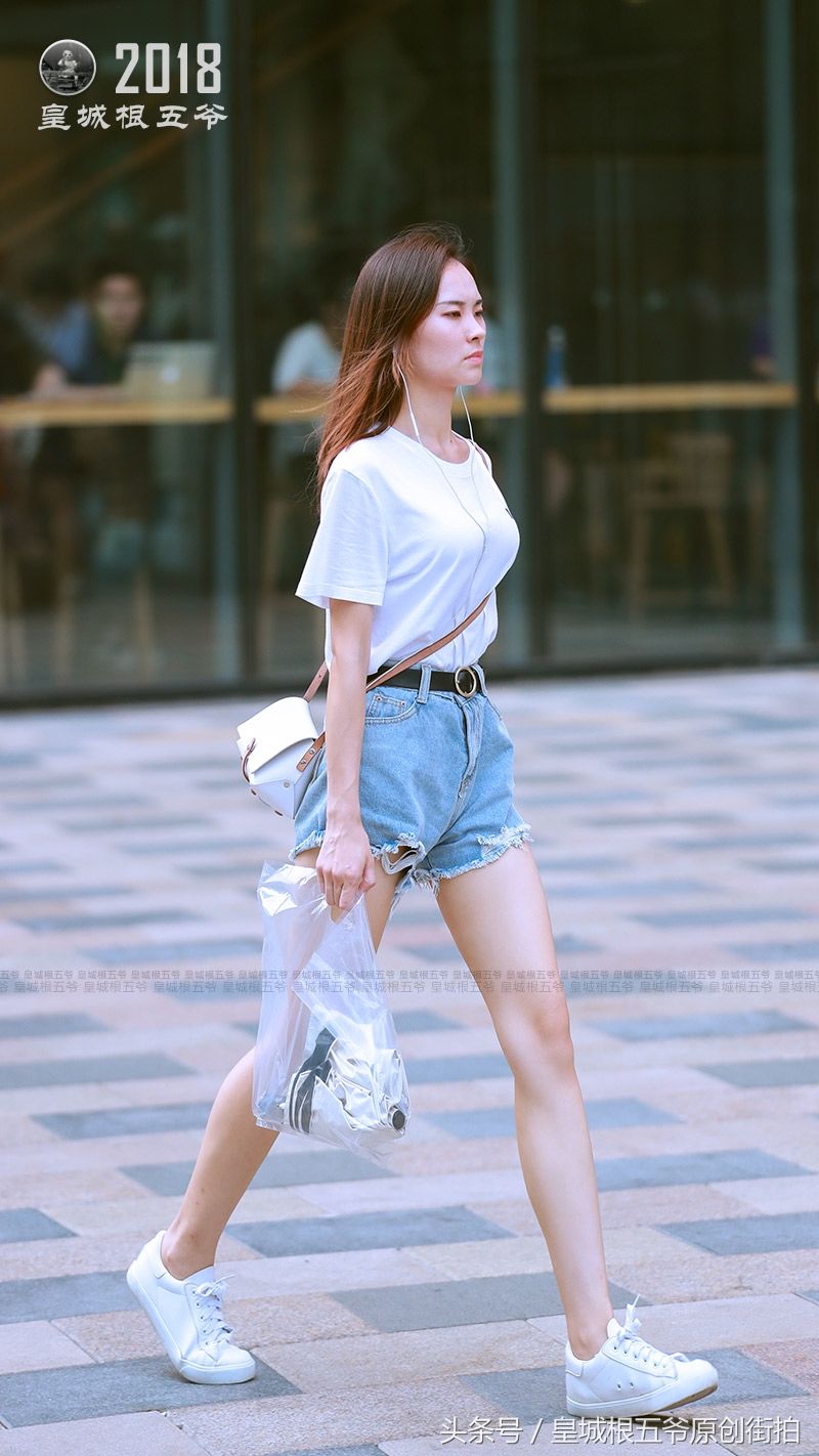 街拍:现在的时髦美女，非常勇于尝试各种流行穿搭