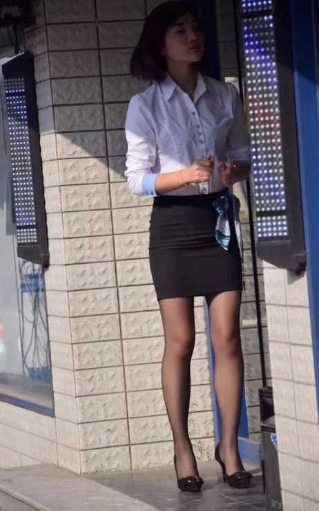 气质小姐姐看四下无人欢快的摆弄着自己的身体，黑色包臀裙突显完