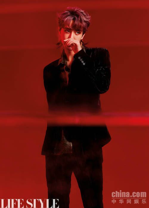 王一博登时尚杂志封面 红光氤氲里尽展偶像型格
