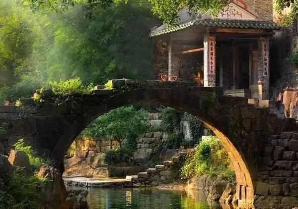 1亿+流量!黄姚古镇的桥边姑娘,太美了!【2020热门旅游景点】