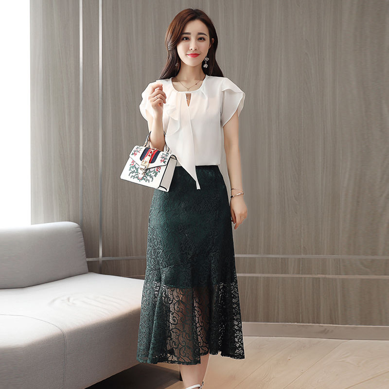 公司秘书穿上鱼尾裙勾勒出性感有致的曲线，成了全公司的焦点