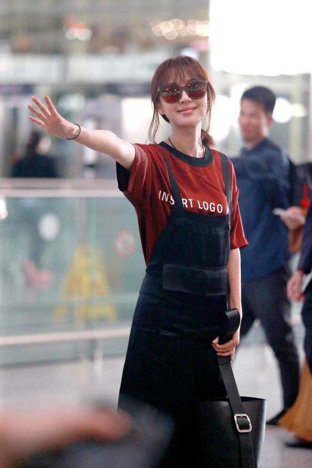 李菲儿只穿一件裹胸，也敢敞开上衣狂炫腹，网友：知道你腰细了哇