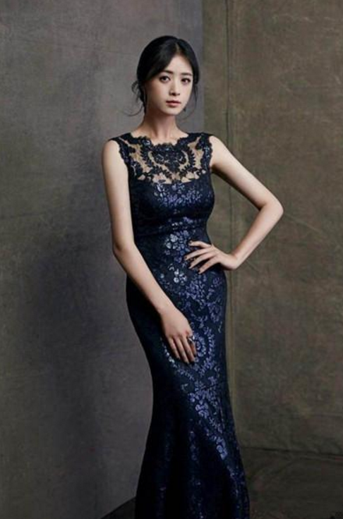 90斤娜扎与120斤蒋欣，同穿镂空裙子，一个像少女一个似阿姨