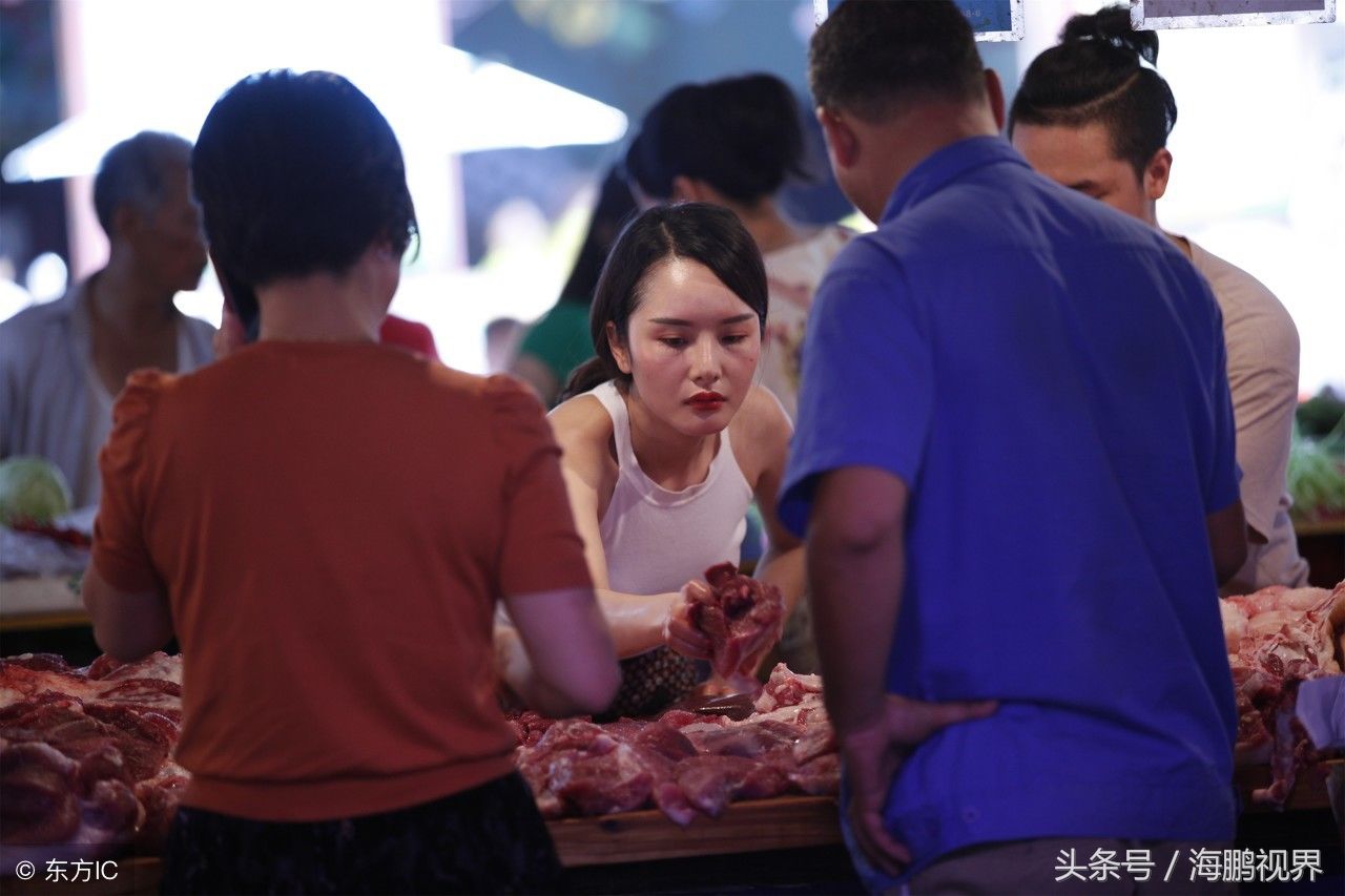 90后火辣身材美女遇模特机会不做 操刀卖猪肉靠双手赚钱踏实