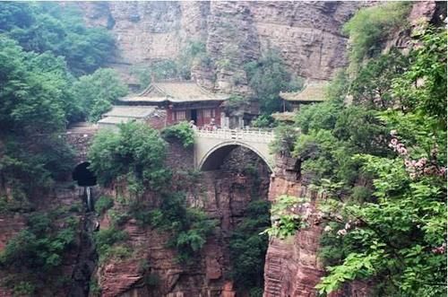 这座悬于半空的寺庙，电影中的世外桃源，你们知道在中国哪里吗？