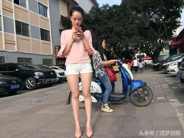 路人街拍，白色的热裤，粉色的高跟鞋，小姐姐看起来格外迷人