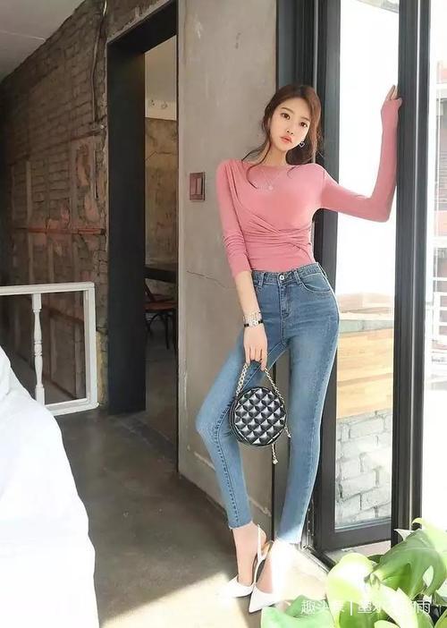 街拍：小姐姐搭配紧身牛仔裤，大秀身材吸睛无数！