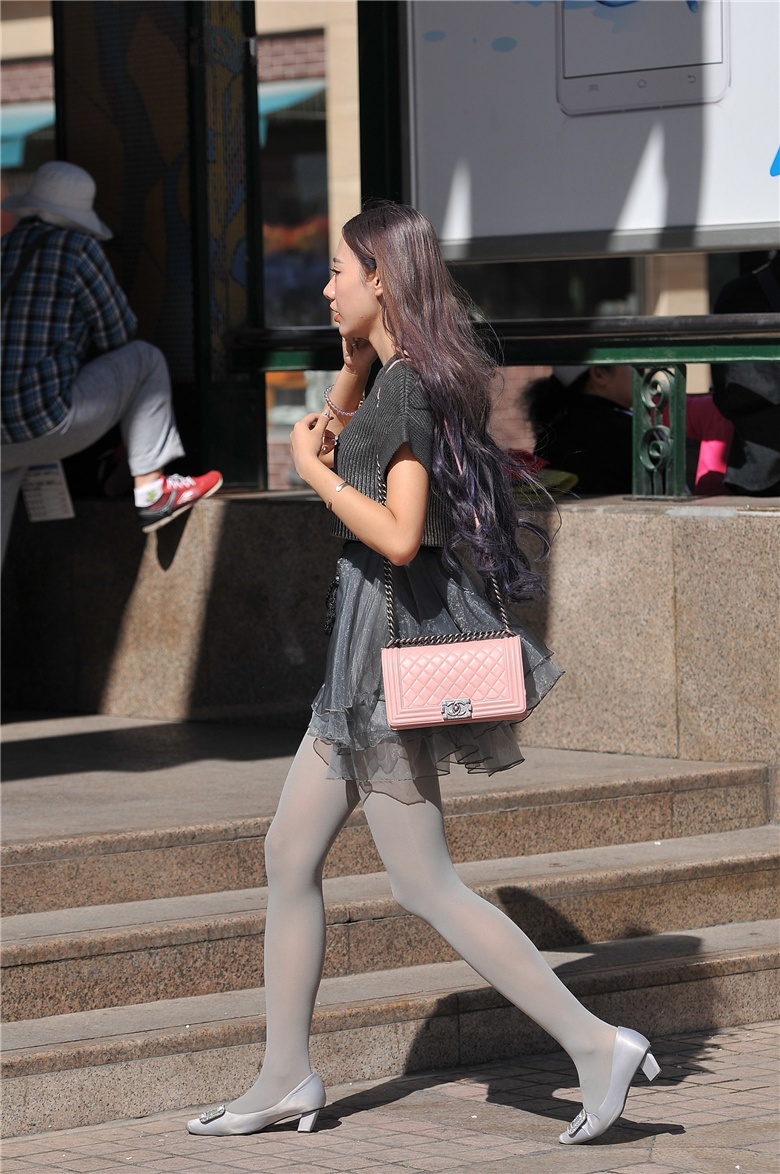 街拍：难得一见的灰丝细腿美女，女神雅典娜附体了