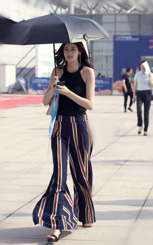 街拍:有模特一样的身材,清爽搭怎样都好看