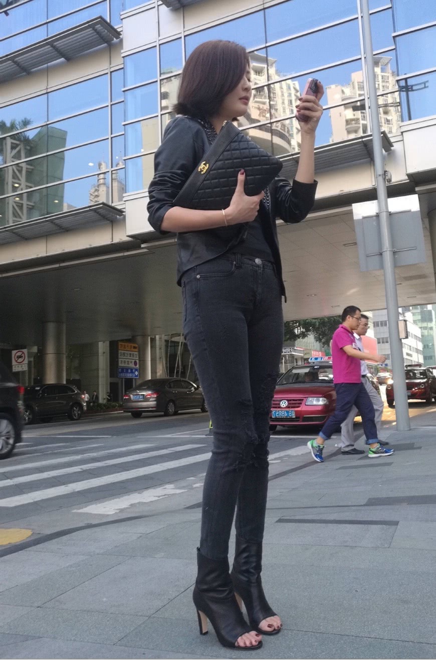 辣妈皮衣搭配牛仔裤曲线凹凸有致，穿高跟鞋带娃很随意，霸气十足