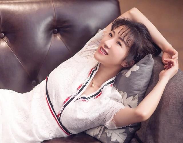 阔太李念《男人装》性感照，似露非露诱惑满分，网友：真有料！