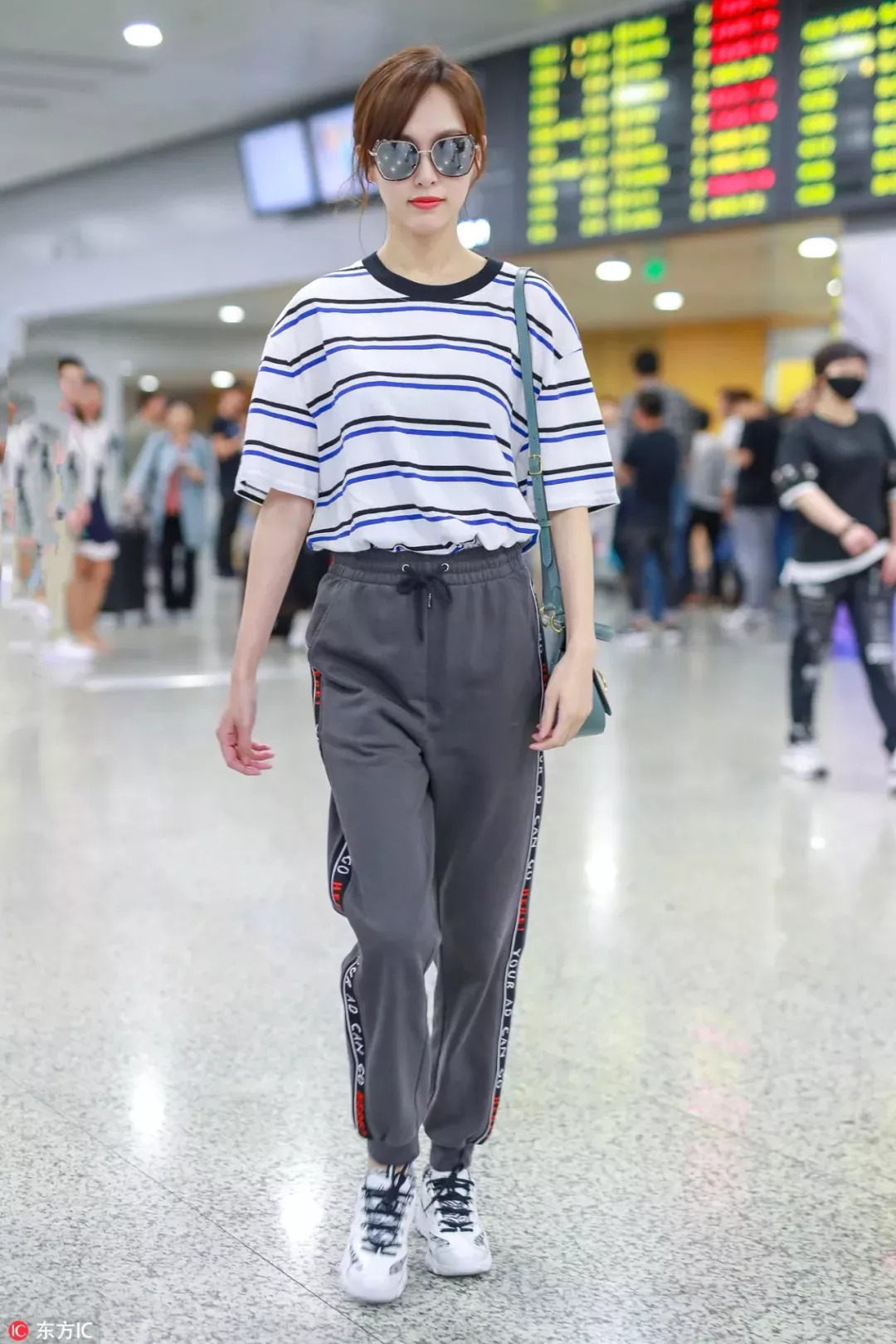 开学了，今年流行的校服裤又更新了！谁穿谁好看！