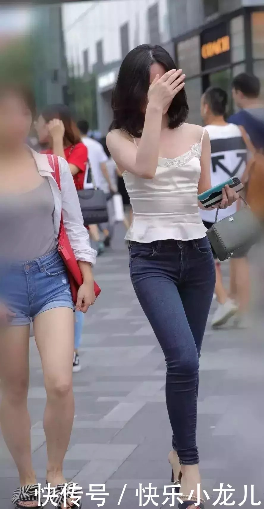 玉肌:时尚穿搭:修身牛仔裤搭配冰丝背心,真是玉肌伴轻风啊