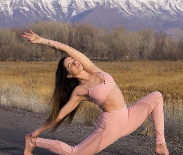 让你腿型越来越直的两个瑜伽动作，想要美腿快来学吧!