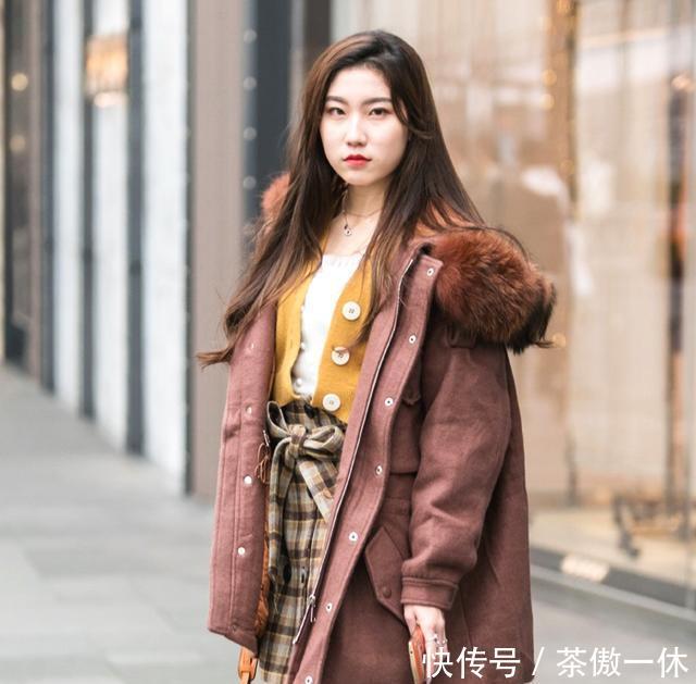  10小姐姐■街拍：美瞳的小姐姐好看的项圈，透明小皮带太时尚了