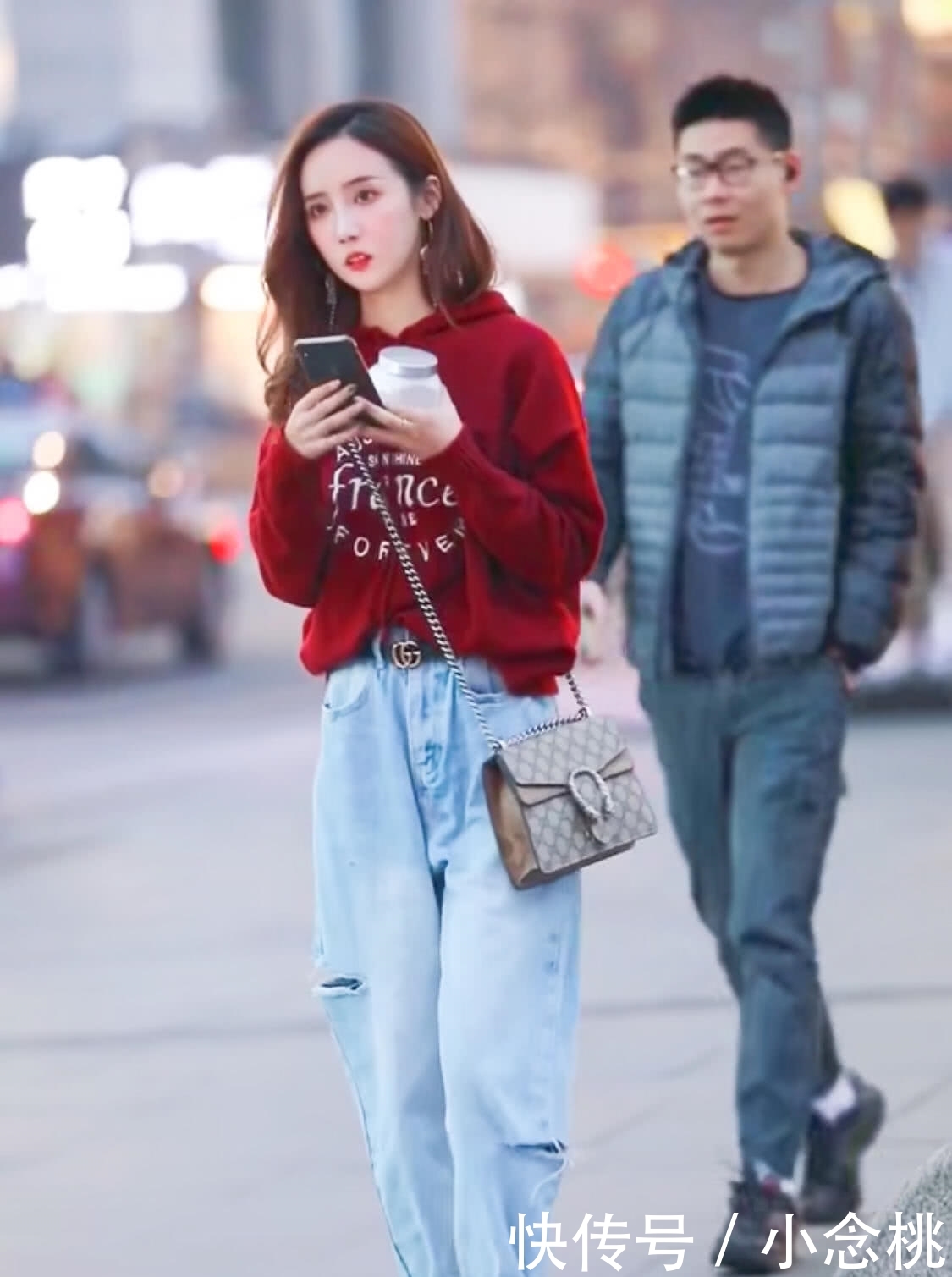 【试试】建议学生党:卫衣下别搭小脚裤了,太普通!试试这么穿,迷倒校草