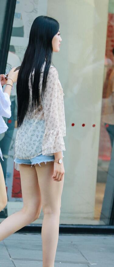 街拍美女：气质小姐姐碎花上衣穿出朦胧曲线，别样风情十分吸睛