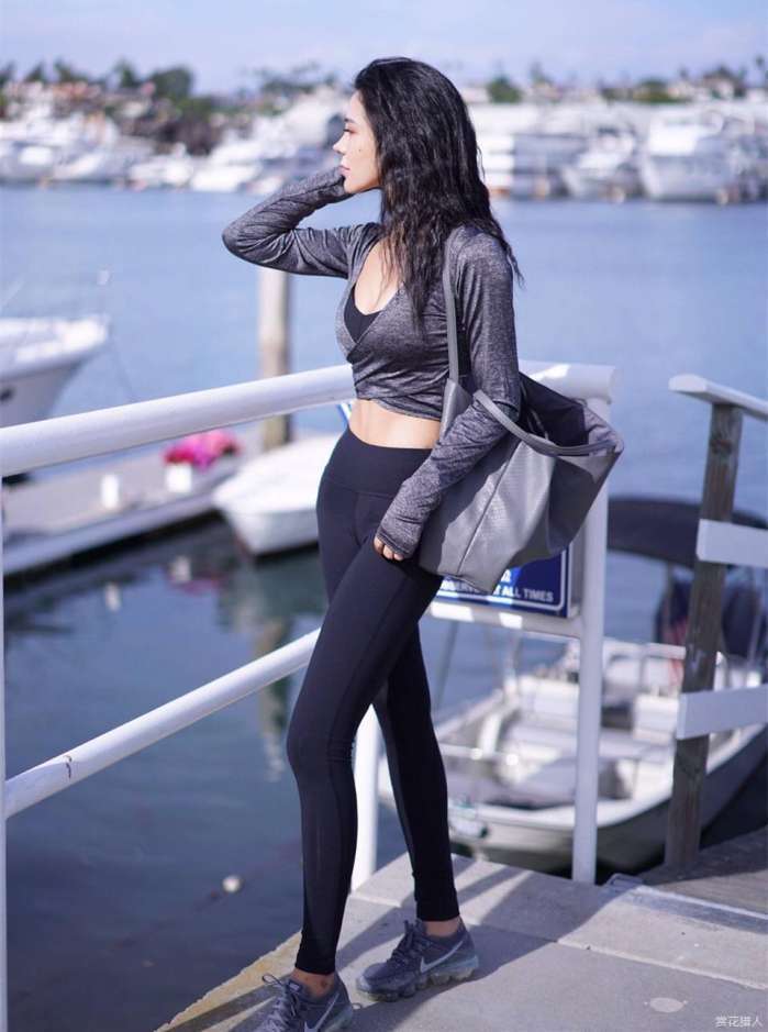 街拍：搭配紧身裤的美女，身材优雅，紧身裤就好像专门为她设计