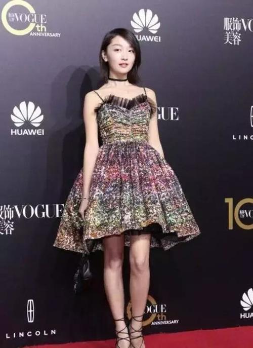 同样是88斤的佟丽娅与周冬雨,同穿粉色吊带裙,差距为何如此之大