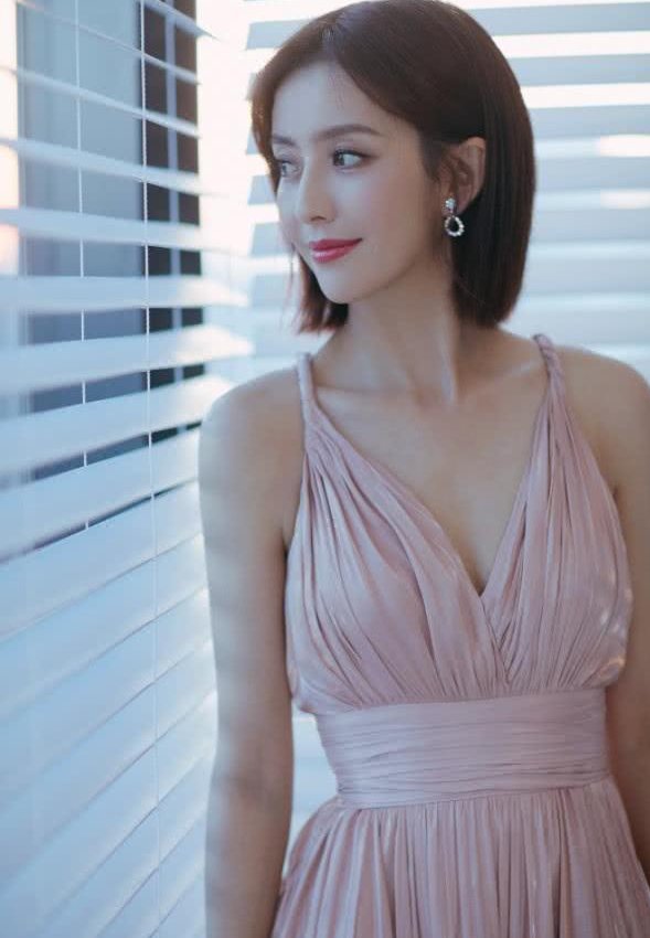 佟丽娅放大招了，穿V领吊带裙大秀美背，网友:看一眼都离不开了