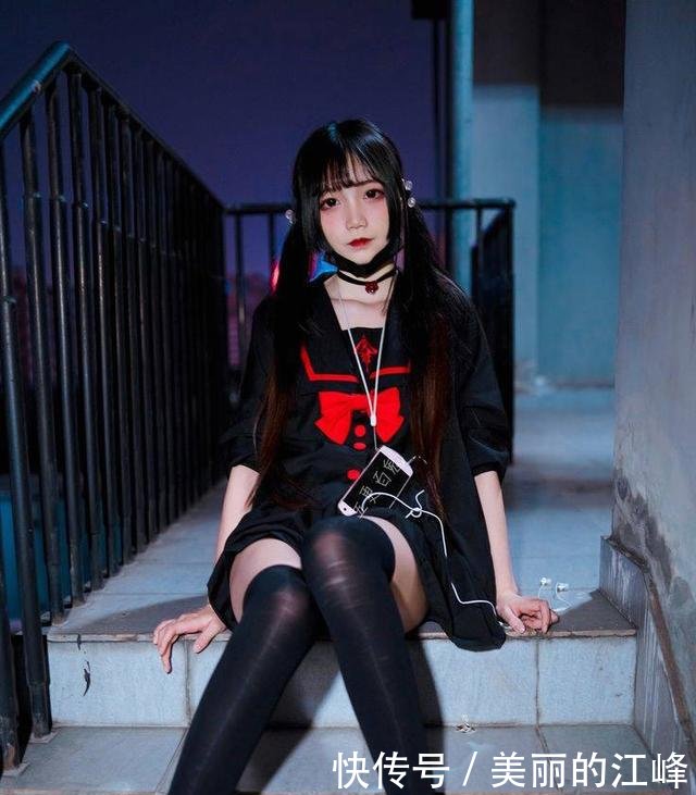 绝对领域制服cosplay，黑丝美腿让人沦陷