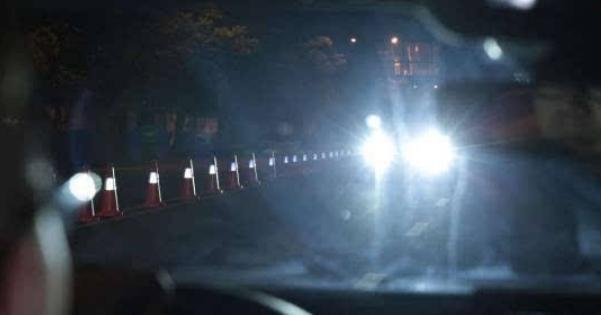 路上开车遇到开远光灯怎么办？交警：不用怕，这些招数专治远光族