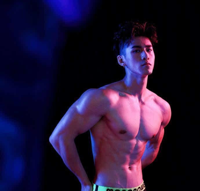 爱健身的大长腿，拥有一张明星脸，胸肌腹肌人鱼线全都有