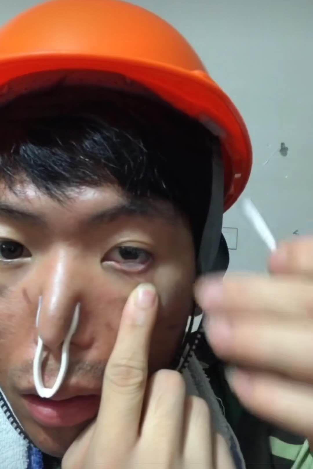 工地小伙自学化妆,化妆前后判若两人,网友:化妆后像鹿晗!