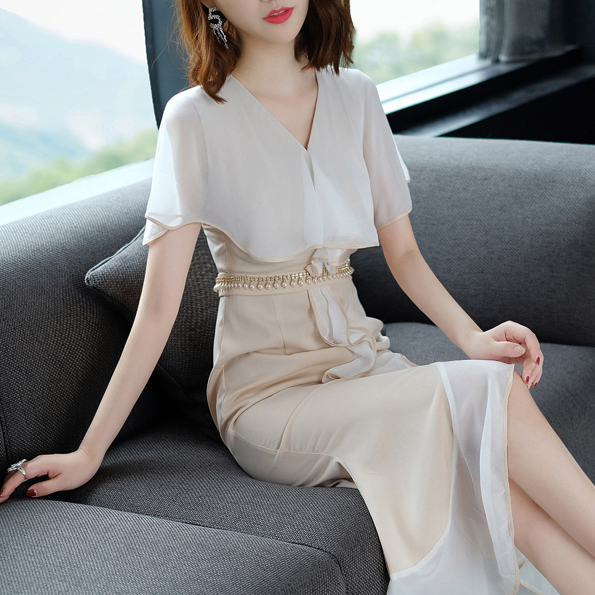 44岁的小姑子很会打扮,穿名媛裙+高跟鞋,美的像23岁美少女