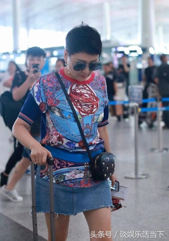 55岁的张凯丽真敢穿!这是给老年人做示范 网友:鞋子挺舒服的吧