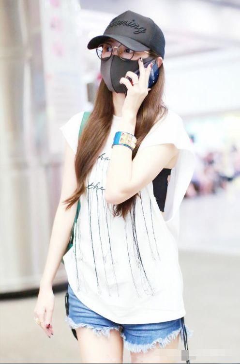 安以轩又穿短裤秀美腿，搭配白色露肩短袖格外好看，37美回了18！