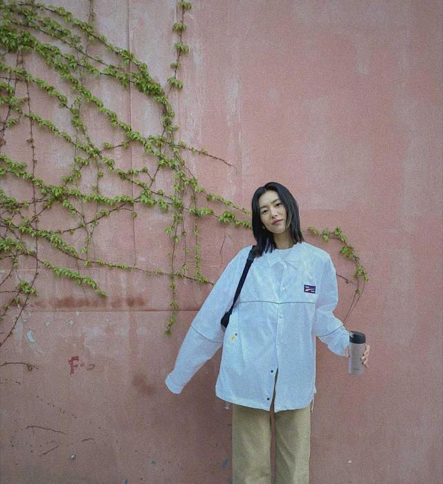  欧美：今夏流行简约大气欧美风穿搭,刘雯穿宽松衬衫配牛仔裙,亲自演绎
