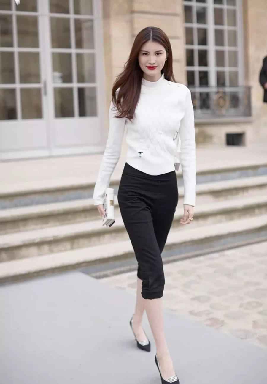 不愧是维密超模，何穗吊带睡裙也敢出镜，裙子上还全是“洞”