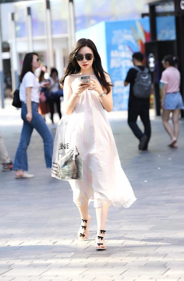  短袖■时尚靓丽的气质美女，墨绿色短袖搭配休闲牛仔裤，楚楚动人