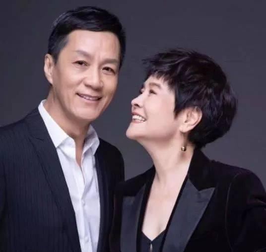  男明星@她二结婚比自身小8岁的男明星，完婚26年无儿女，如今65岁却像30岁