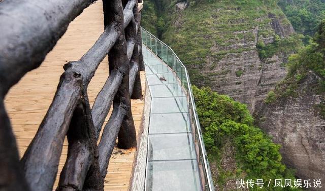 这些景区里的玻璃栈道让人胆颤心惊，生怕一不小心就塌陷断裂！
