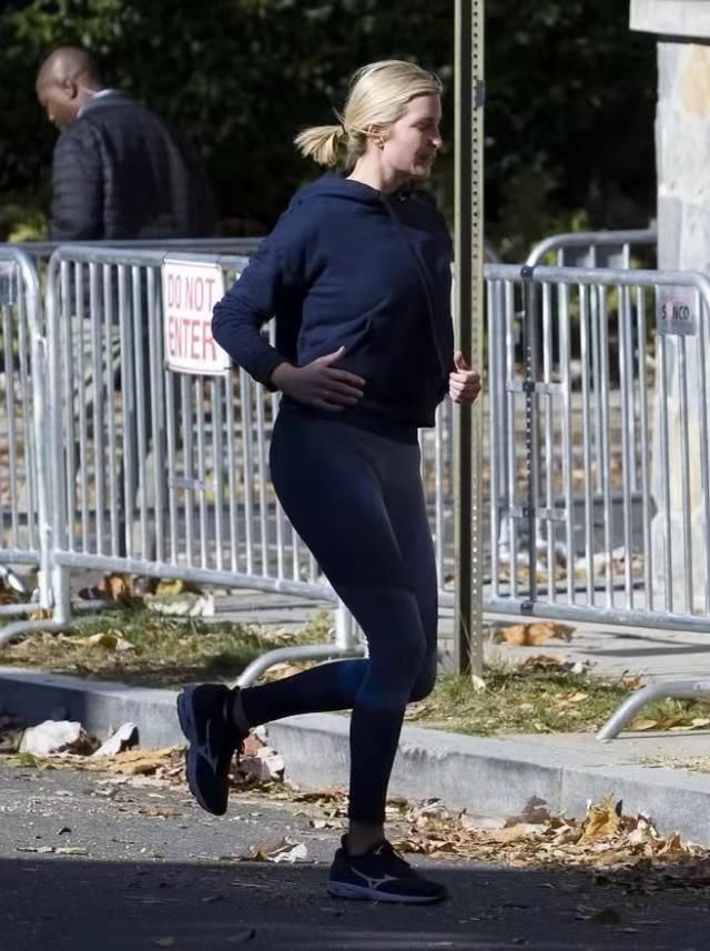 『看起来』伊万卡身材好不是没道理,穿健美裤跟丈夫晨跑,一路打闹像个孩子