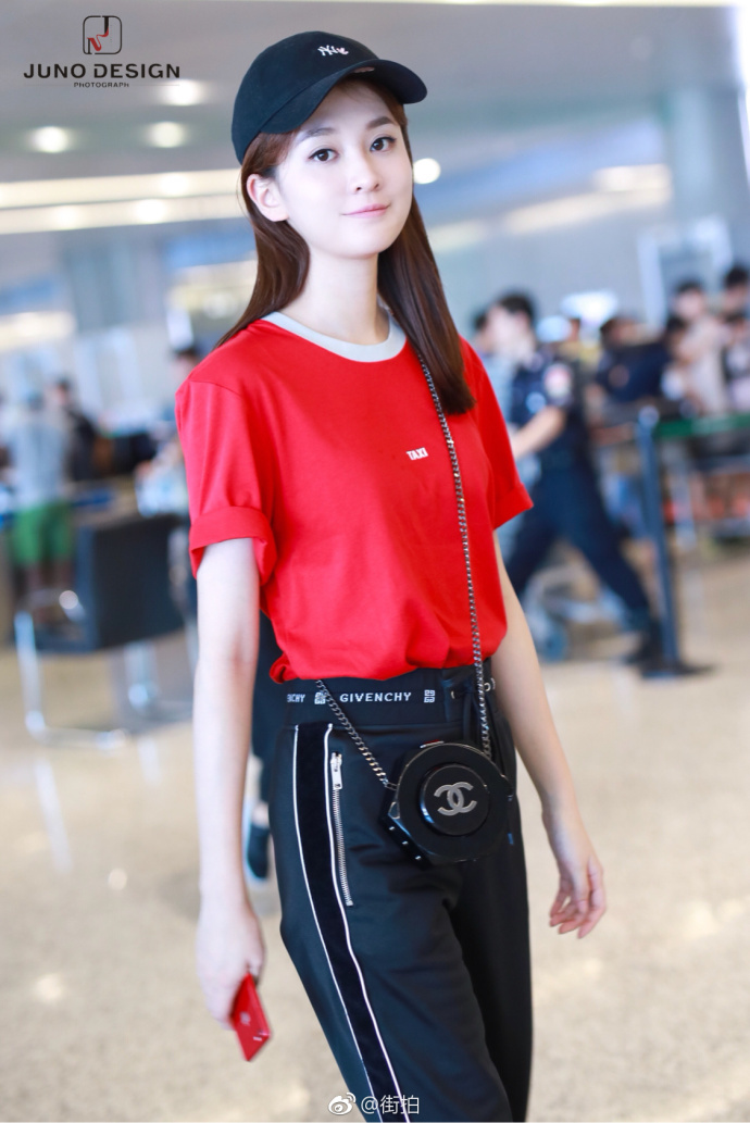 路人街拍,乔欣现身上海机场,红色T恤搭配黑色长裤清新自然