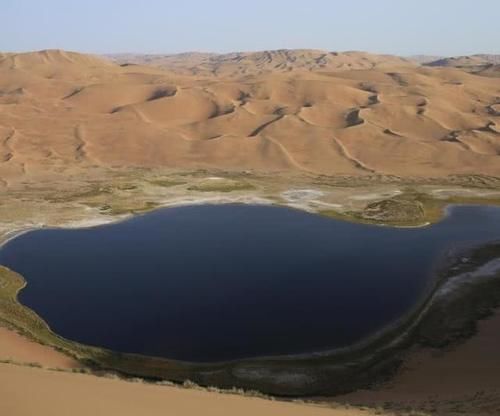 藏在沙漠里的古寺,距今已有百年历史,目前只有一位僧人