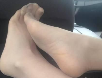 穿上优雅的尖头细跟，引人注目，增添了一丝神秘与优雅的色彩