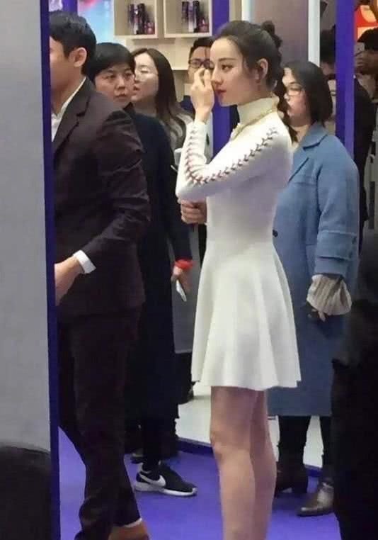 迪丽热巴衣服搭配错误，腰部细了，“蝴蝶臀”不见了!