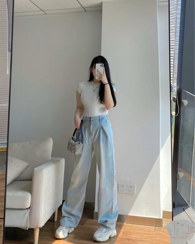  试试：梨形身材的小个子初夏很烦恼？试试这4款裤子，帮你一秒变女神