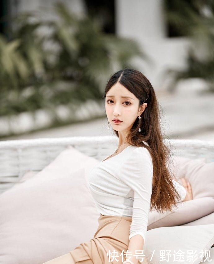  『成熟』一条素雅端庄的半身裙，穿出独特的温柔成熟魅力