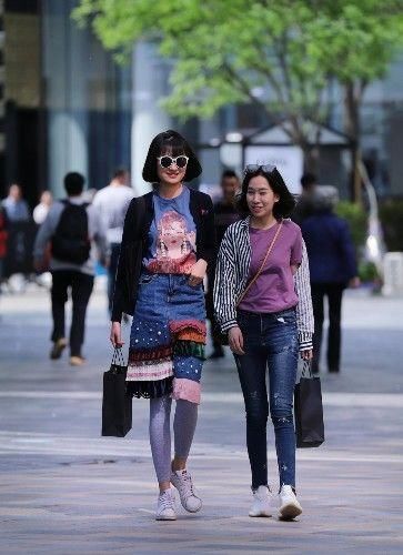  黑纱：路人街拍，黑纱长裙让姑娘看起来浪漫又神秘