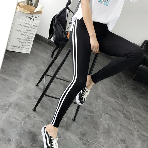 美女们入秋穿这女裤，百搭洋气又好看，“酷”到不行